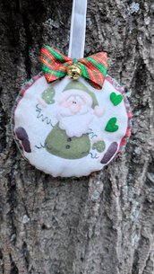 Pallina di Natale in feltro decorato con babbo natale 