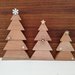 Tris Alberi di Natale in legno Ocumè con decorazioni