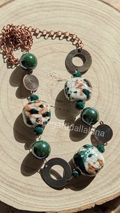 Collana con perle grandi di ceramica verde, perle arrotondate di ceramica sfondo bianco e colori verde e marrone catena di rame 