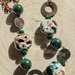 Collana con perle grandi di ceramica verde, perle arrotondate di ceramica sfondo bianco e colori verde e marrone catena di rame 