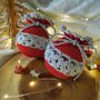Palline di Natale rosso brillantinato con trafori floreali argento, modello Stardust - ø 10 cm