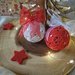 Set di due palline natalizie in pizzo di cotone egiziano rosso e bianco con nastro organza a contrasto - 6cm