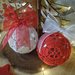 Set di due palline natalizie in pizzo di cotone egiziano rosso e bianco con nastro organza a contrasto - 6cm