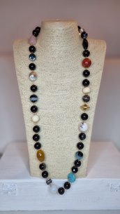 collana lunga con pietre naturali, perla barocca, ottone, cristalli realizzata a mano