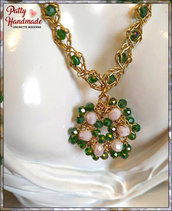 Collana realizzata ad uncinetto con filato gioiello color oro e cristalli verdi