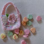 Mini borsetta in lana bianca e rosa.Per Barbie,bomboniera,segnaposto decorazione anche per albero e pacchetto.Piccolo regalo fatto a mano