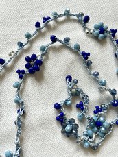 Collana di cristalli con i colori del blu