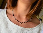 Collana rosario con cristalli neri e cuoricini
