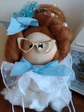 Bambola con pallina di Natale e occhiali 