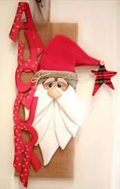 Dietro porta con babbo natale, decorazioni natalizie per la casa