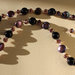 Collana con perle di fiume viola, palline in vetro nere e cristalli ametista