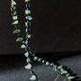 Girocollo con perline paisley duo e cristalli cubici verdi e blu metallizzati