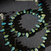 Girocollo con perline paisley duo e cristalli cubici verdi e blu metallizzati