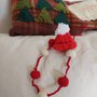 Collana con sfere in feltro con cappellino in lana da Babbo Natale