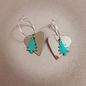 Orecchini pendenti in acciaio con cuore argento color e charm natalizio verde acqua