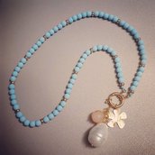 Collana con palline lisce opache di resina azzurro chiaro e ciondoli pendenti con perla barocca