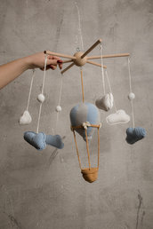 Giostrina per culla fatta a mano con mongolfiera e nuvole amigurumi all'uncinetto
