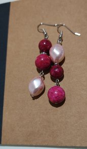 Orecchini con agata fucsia e perle di vetro rosa 