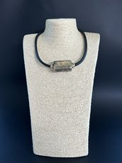 Collana realizzata con ciondolo in ceramica raku e caucciù