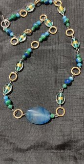 Collana agata blu, azzurrite ,cristalli verdi e azzurri perle di vetro e anelli in alluminio dorati 
