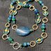 Collana agata blu, azzurrite ,cristalli verdi e azzurri perle di vetro e anelli in alluminio dorati 