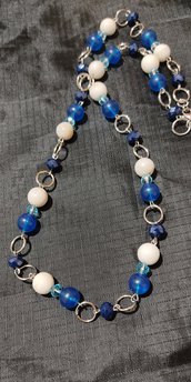 Collana con cristalli blu e celesti,perle di agata bianca perle di vetro blu