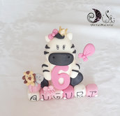 cake topper animali giungla zebra su cubi auguri in scala di rosa compleanno bimba