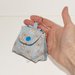 Mini zainetto bomboniera / porta confetti in stoffa con bottone automatico e anello