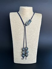 Originale collana realizzata con ceramica raku con riflessi argento/blu