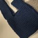 Completo borsa e fascia paraorecchie in lana blu fatto si ferri