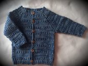 Cardigan neonato in lana e canapa color blue jeans (uncinetto)