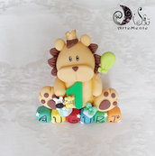 cake topper leone primo compleanno con numero e palloncino verde su cubi auguri multicolore animaletti giungla