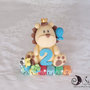 Cake topper leone con palloncino secondo compleanno su cubi auguri multicolor animali giungla