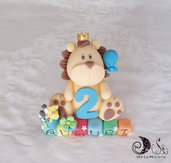 Cake topper leone con palloncino secondo compleanno su cubi auguri multicolor animali giungla