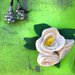 Borsa artigianale di feltro verde con fiori applicati e tracolla in metallo