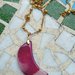 Collana in acciaio dorato e ciondolo mezzaluna in pietra dura (Agata rosa) 