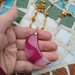 Collana in acciaio dorato e ciondolo mezzaluna in pietra dura (Agata rosa) 