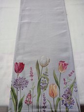 Runner da tavolo con tulipani e fiori primaverili