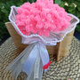 Bouquet di fiorellini rosa con tulle bianco fatto a mano