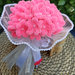 Bouquet di fiorellini rosa con tulle bianco fatto a mano