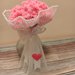 Bouquet di fiorellini rosa con tulle bianco fatto a mano