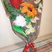 Bouquet di fiori fatto a mano, con rose, girasole e fiorellini bianchi