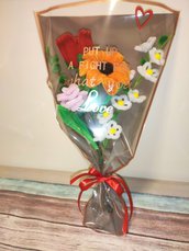 Bouquet di fiori fatto a mano, con rose, girasole e fiorellini bianchi