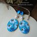 Orecchini pendenti in legno decorato con fiori, perle e perni in cristallo azzurro 