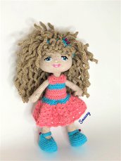 Scopri Grace: La Bambola all'Uncinetto Super Colorata e Personalizzabile