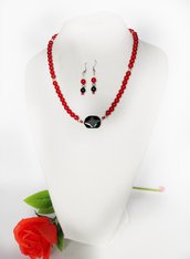       Collana e orecchini con perle rosse e perla nera centrale