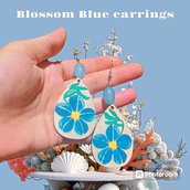 Orecchini in legno fiore blu dipinti