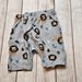 Shorts e canotta leone nella foresta 