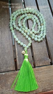 Collana mala con pietre dure ( agata) e nappina verde