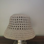 Cappello uncinetto beige con rete 